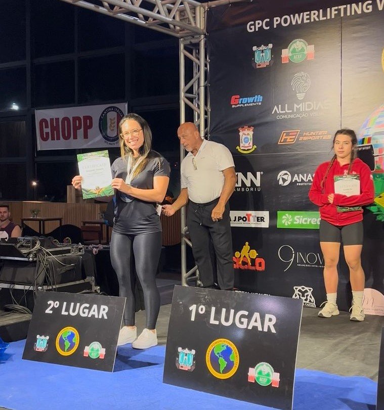 a atleta Josiane Ezequiel, de 34 anos, brilhou no Campeonato Mundial de Powerlifting GPC 2025