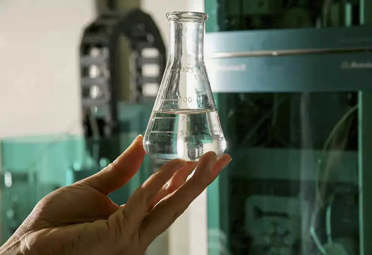 Etanol no posto e na bebida têm a mesma fórmula, mas só um é seguro para o consumo humano