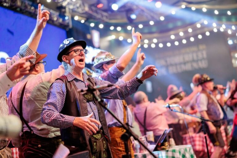 Música, tradição e sangria do barril marcam abertura da Oktoberfest Blumenau 2025