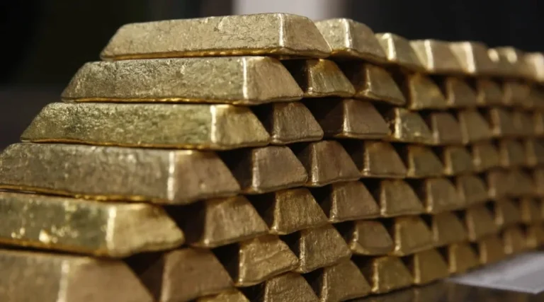 Ouro supera bolsa e lidera ganhos globais em 2025