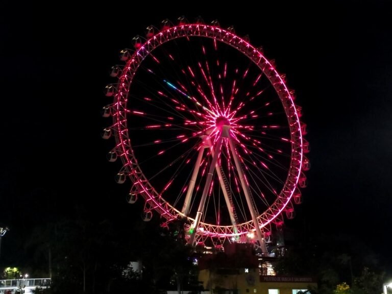 FG Big Wheel é iluminada de rosa em apoio ao Outubro Rosa