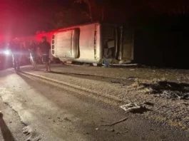 Ônibus tomba no Agreste de Pernambuco e deixa pelo menos 15 mortos