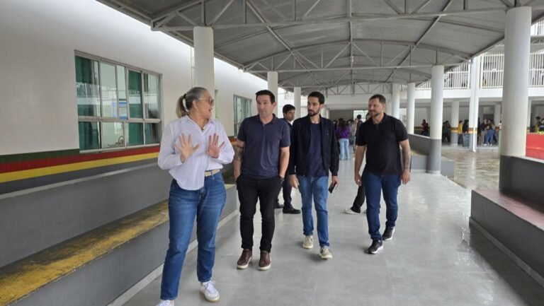 Vereadores de Sombrio visitam escolas no bairro Januária para acompanhar obras