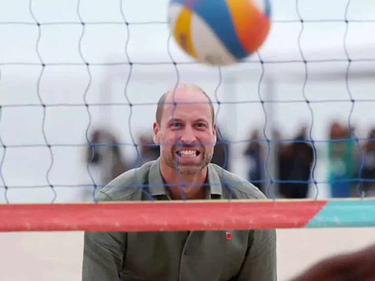 Príncipe William joga vôlei de praia com Carol Solberg em Copacabana