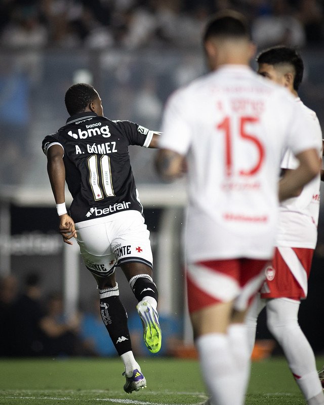 Vasco goleia o Inter por 5 a 1 e encerra jejum no Brasileirão