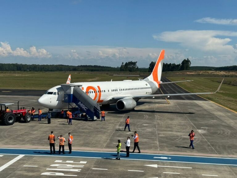 Gol estreia voo em Correia Pinto e terminal é revitalizado