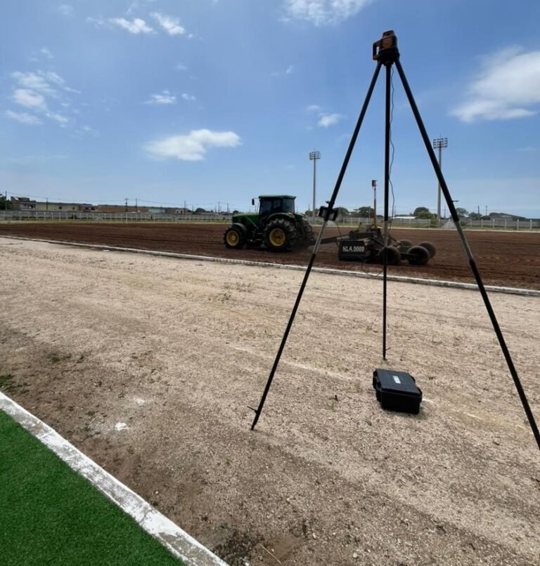 Arena Poliesportiva de Araranguá passa por nivelamento a laser para melhoria da drenagem