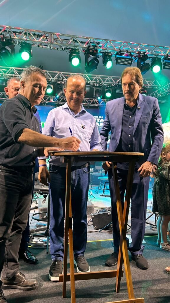 Araranguá assina convênio da Quarta Ponte durante abertura do Natal das Avenidas