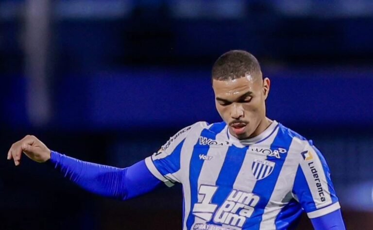 Jonathan Costa ultrapassa 40 jogos pelo Avaí na temporada