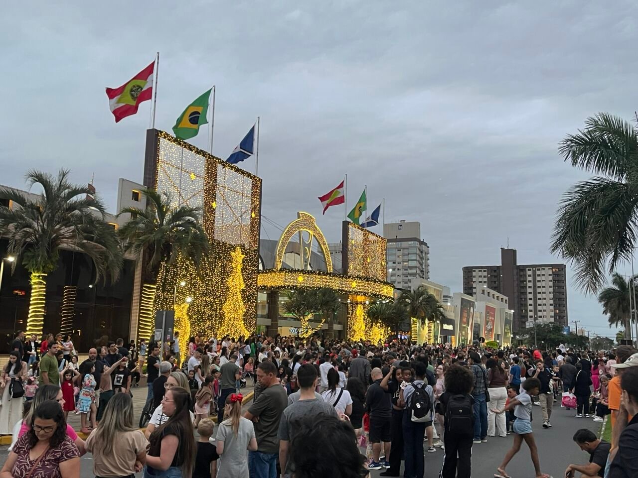 CHEGADA DO PAPAI NOEL Farol Shopping celebra a chegada do Papai Noel neste domingo