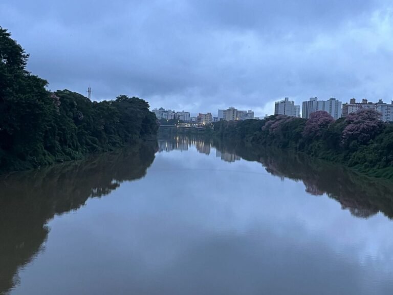 A previsão do tempo em Tubarão indica céu nublado, chance de pancadas de chuva e dias mais quentes a partir de terça. Veja detalhes.