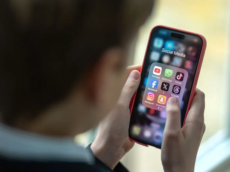 Parlamento da UE pede proibição de redes sociais para crianças menores de 16 anos