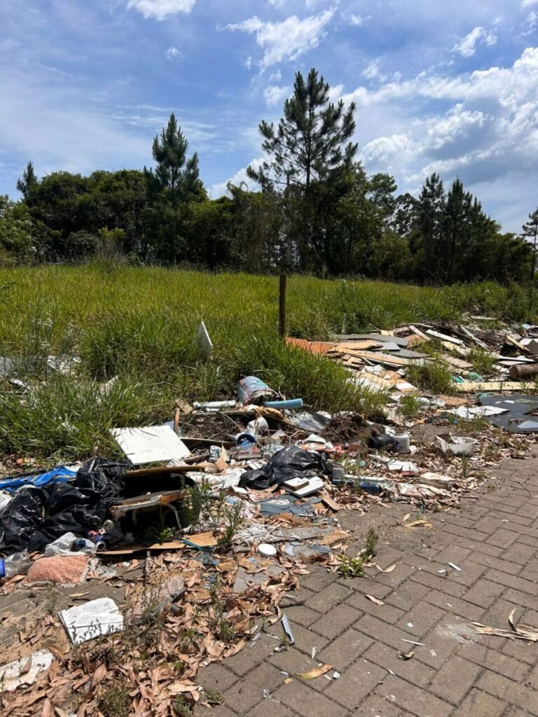 Araranguá alerta sobre descarte irregular de lixo próximo ao Hospital Unimed