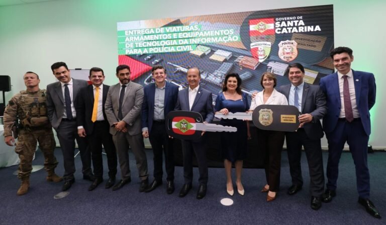 Governo de SC entrega novas viaturas, armamentos e lança programa de enfrentamento à violência contra a mulher