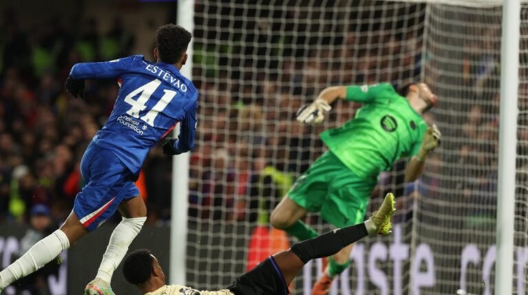 Chelsea atropela Barcelona com show de Estêvão na Champions League