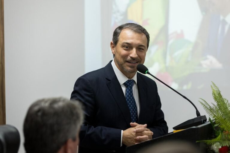 Carlos Moisés da Silva é advogado, mestre em Direito Constitucional e ex-governador de Santa Catarina.