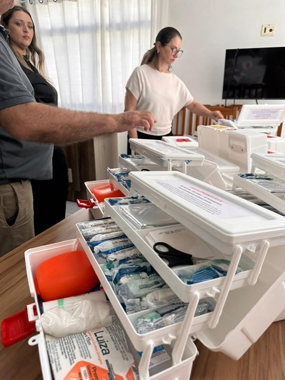 Gravatal entrega kits de primeiros socorros para todas as escolas municipais