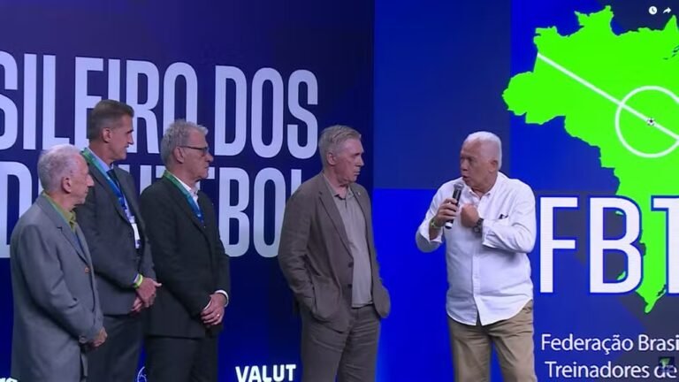 Leão causa constrangimento ao lado de Ancelotti em fórum