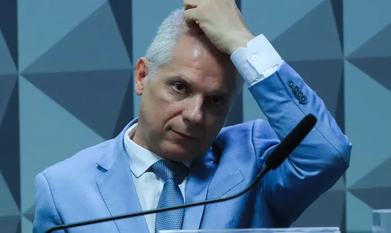 Polícia Federal prende ex-presidente do INSS em nova fase da Operação Sem Desconto