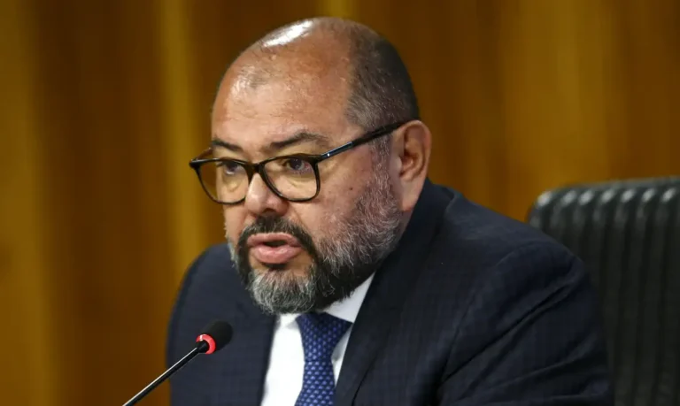 PF aponta ex-ministro de Bolsonaro como “pilar institucional” de esquema de descontos ilegais no INSS