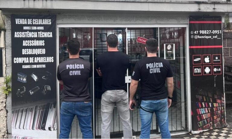 Polícia Civil cumpre mandado em Blumenau em operação contra receptação e desbloqueio ilegal de celulares