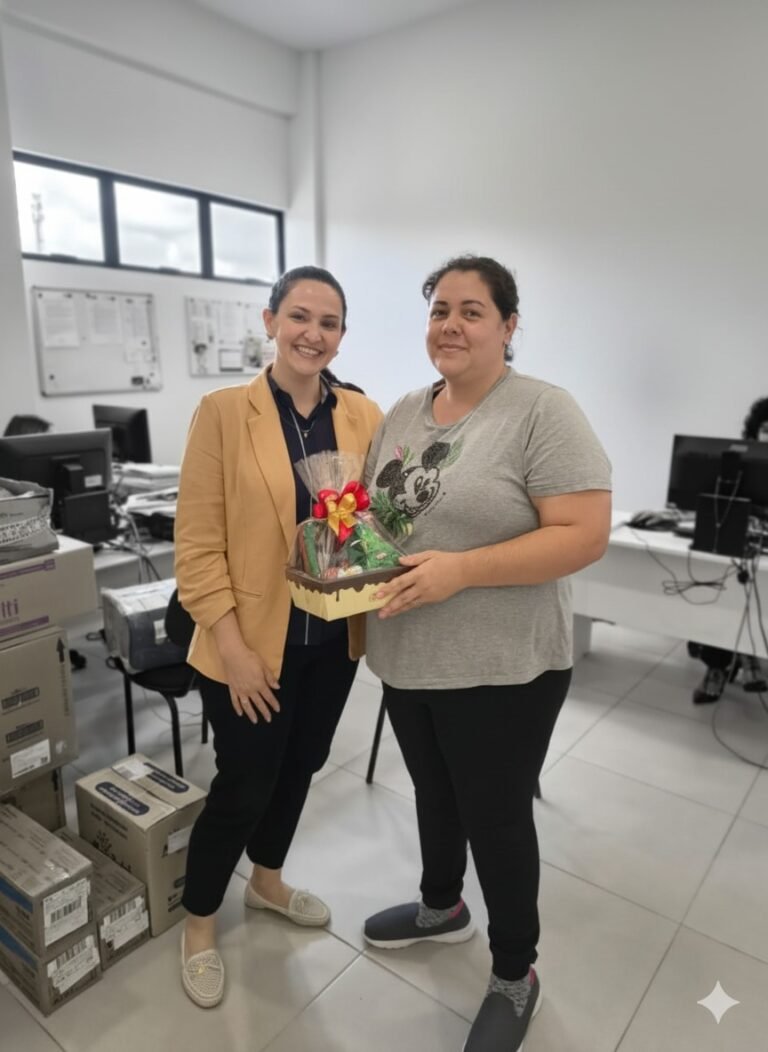 Samantha é homenageada com o Prêmio Funcionário Destaque em Araranguá