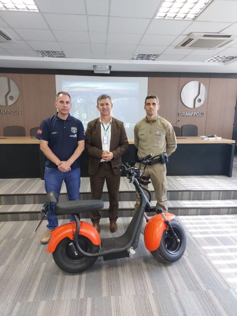 Diretor do Demutran de Araranguá participa de simpósio sobre regulamentação de veículos elétricos