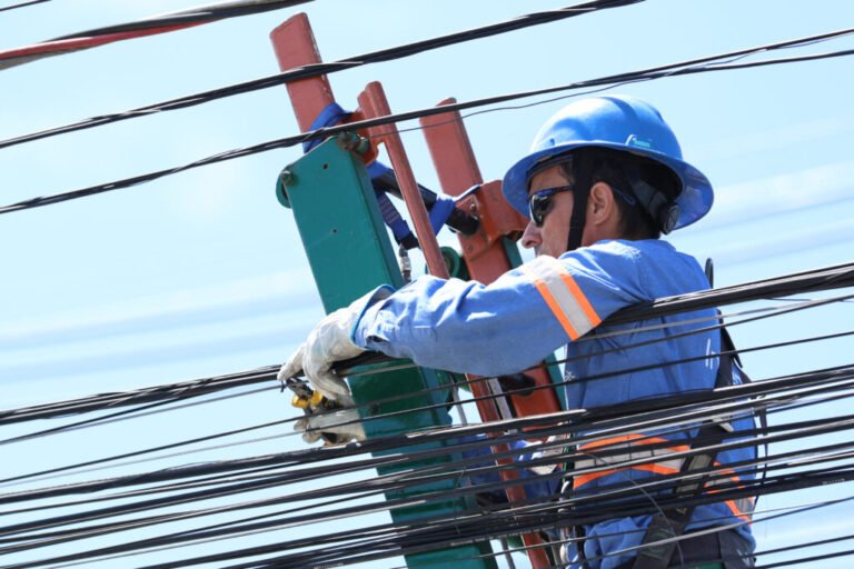 Tubarão realiza nova etapa da retirada de fios obsoletos na avenida Patrício Lima