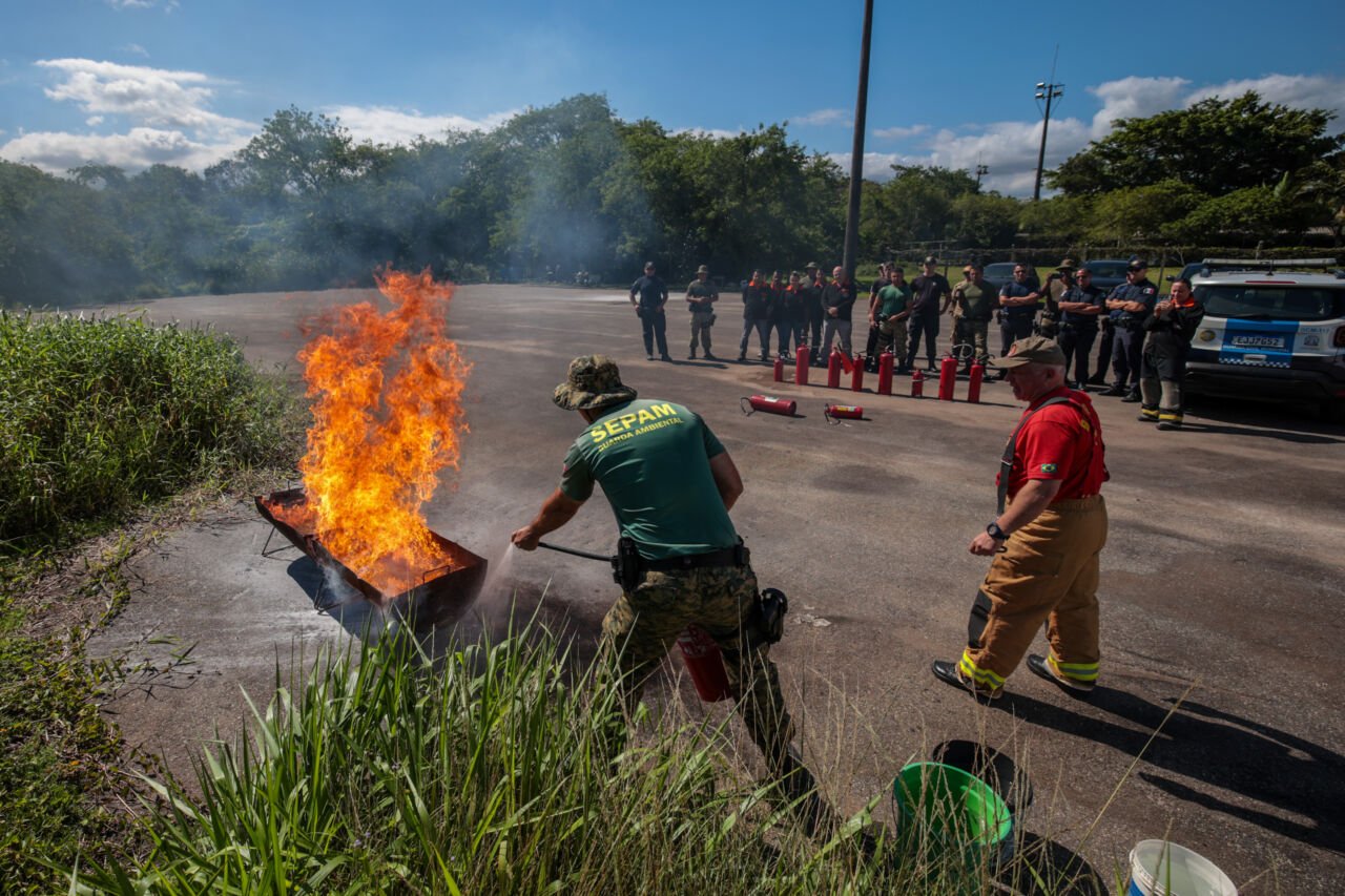 treinamento de combate a incêndio GCM Praia Grande