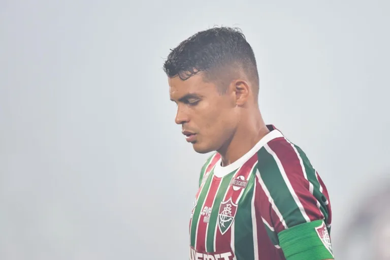 Thiago Silva se despede dos companheiros no vestiário e pode deixar o Fluminense