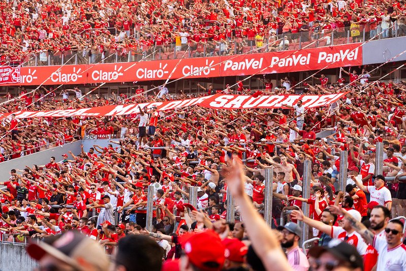Estádio lotado empurra time para a vitória