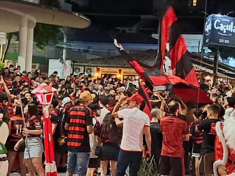 Torcedores do Flamengo tomam o Centro de Tubarão para comemorar o tetracampeonato da Libertadores