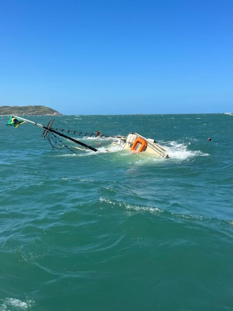 Escuna naufraga na região de Laguna: cinco tripulantes são resgatados