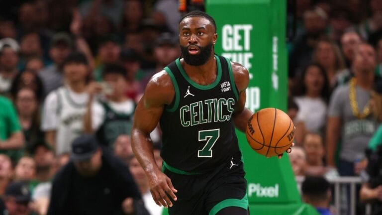 Jaylen Brown faz 30 pontos pelo 9º jogo seguido e repete marca histórica de Larry Bird