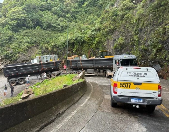 Carreta irregular bloqueia trânsito na Serra do Rio do Rastro na véspera de Natal