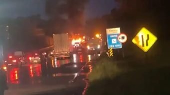 Caminhão tomba, pega fogo e interdita trecho da BR-101 em Palhoça