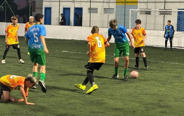 Verão esportivo inicia com jogos da base no futebol sintético em Arroio do Silva