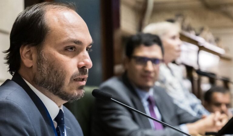 renúncia Carlos Bolsonaro