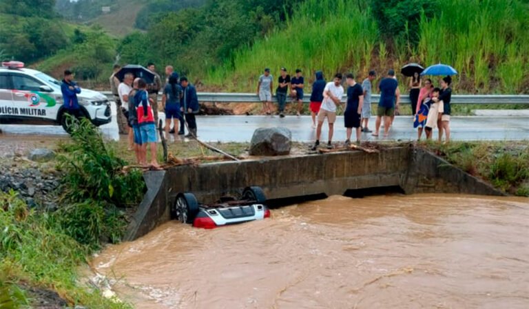 Enxurrada arrasta carro e mata bebê e casal em Palhoça
