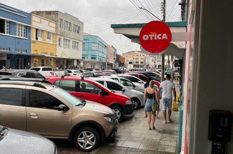 Dia nublado impulsiona comércio no Centro Histórico de Laguna