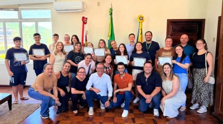 Alunos de Capivari de Baixo recebem certificado por destaque em seleção do IFSC