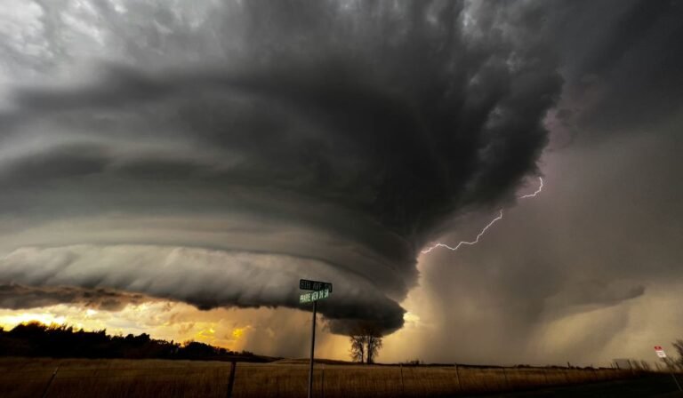 SC suspende aulas nesta terça por alerta de ciclone