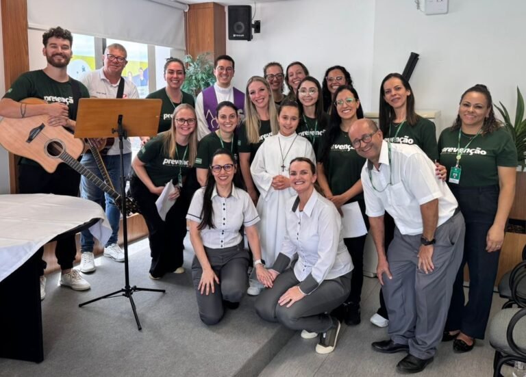 Coral da Unimed Tubarão emociona em apresentações de Natal