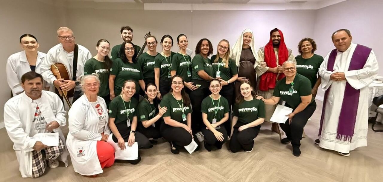 Coral da Unimed Tubarão emociona em apresentações de Natal