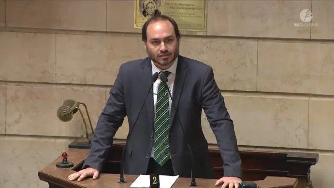 Pelo Estado – Após renunciar no RJ, Carlos Bolsonaro aterrissa em Santa Catarina