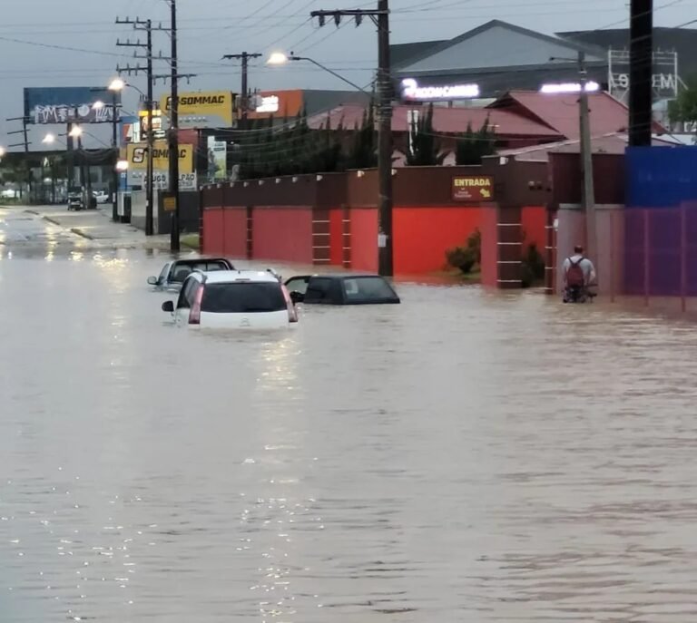 Chuva intensa causa alagamentos e estragos na Grande Florianópolis