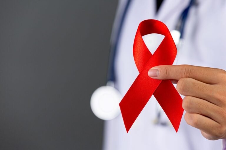 Dia Mundial da AIDS destaca avanços no tratamento em meio à crise de financiamento