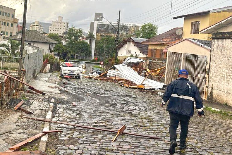 Tempestade causa alagamentos e quedas de árvores em Lages