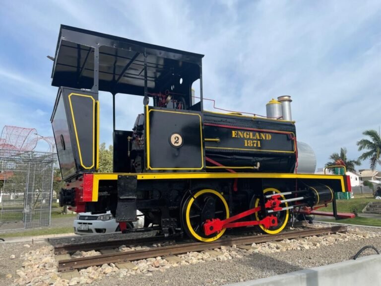 Locomotiva 1871 restaurada pela FTC é instalada na Praça da Bandeira e vira novo atrativo turístico de Natal