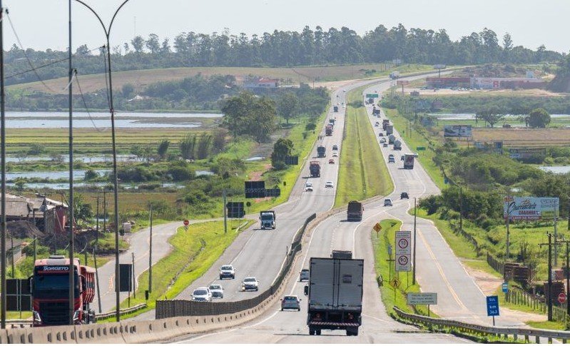 Movimento de carros na BR 101 no feriado a dia de sol e calor com previsão de temporais isolados
